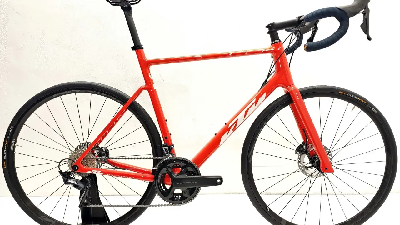 Czerwony rower szosowy KTM Revelator Alto z napędem Ultegra, gotowy na podbój szos.