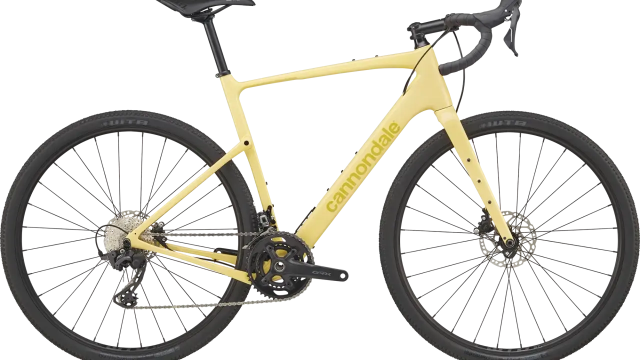 Żółty rower gravelowy Cannondale Topstone Carbon 3 z napędem Shimano GRX, gotowy na każdą przygodę.