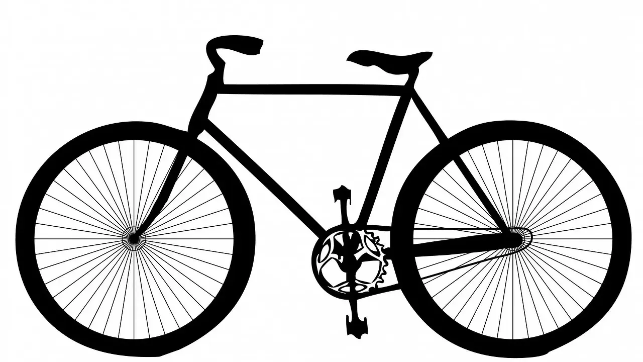 Czarno-biały, prosty rysunek roweru. Ten dawny rower, z wąskimi oponami i klasyczną ramą, wygląda jakby czekał na swoją kolejną przygodę.