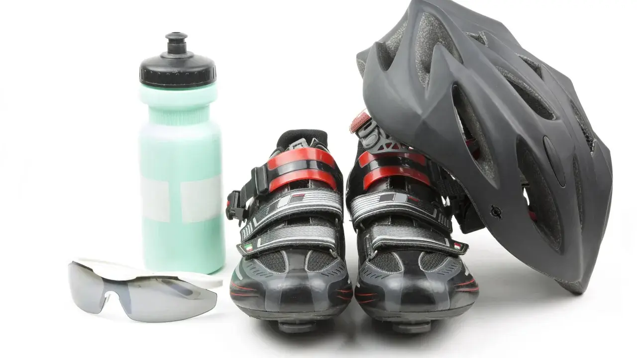 Kask rowerowy, buty kolarskie, bidon i okulary – kompletne wyposażenie roweru na każdą wyprawę.
