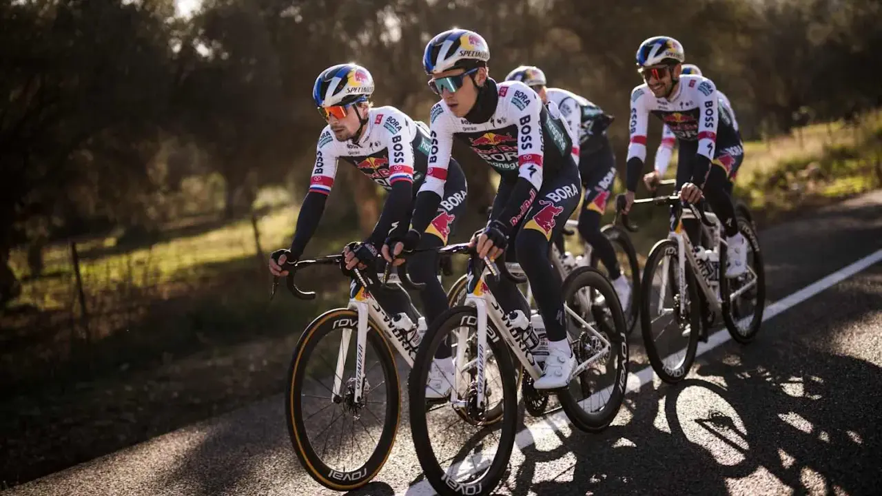 Kolarze BORA-hansgrohe w akcji podczas Giro d'Italia, skupieni na drodze, gotowi na wyzwania.