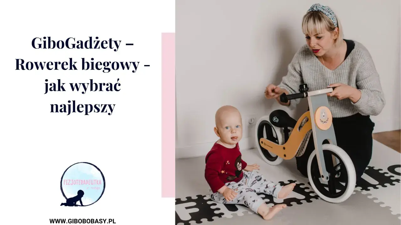 Mama pokazuje dziecku pierwszy rowerek biegowy.