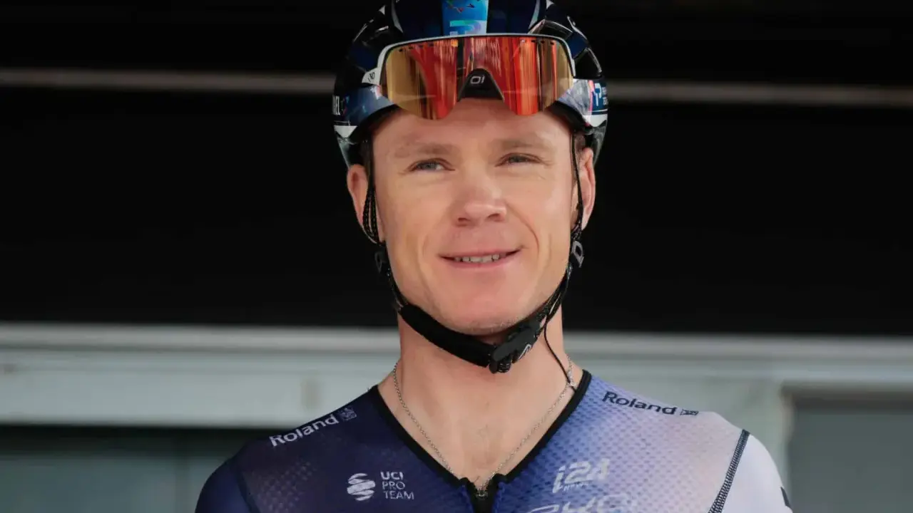 Uśmiechnięty kolarz w kasku i goglach, gotowy do walki o tytuł jednego z tour de france zwycięzcy.