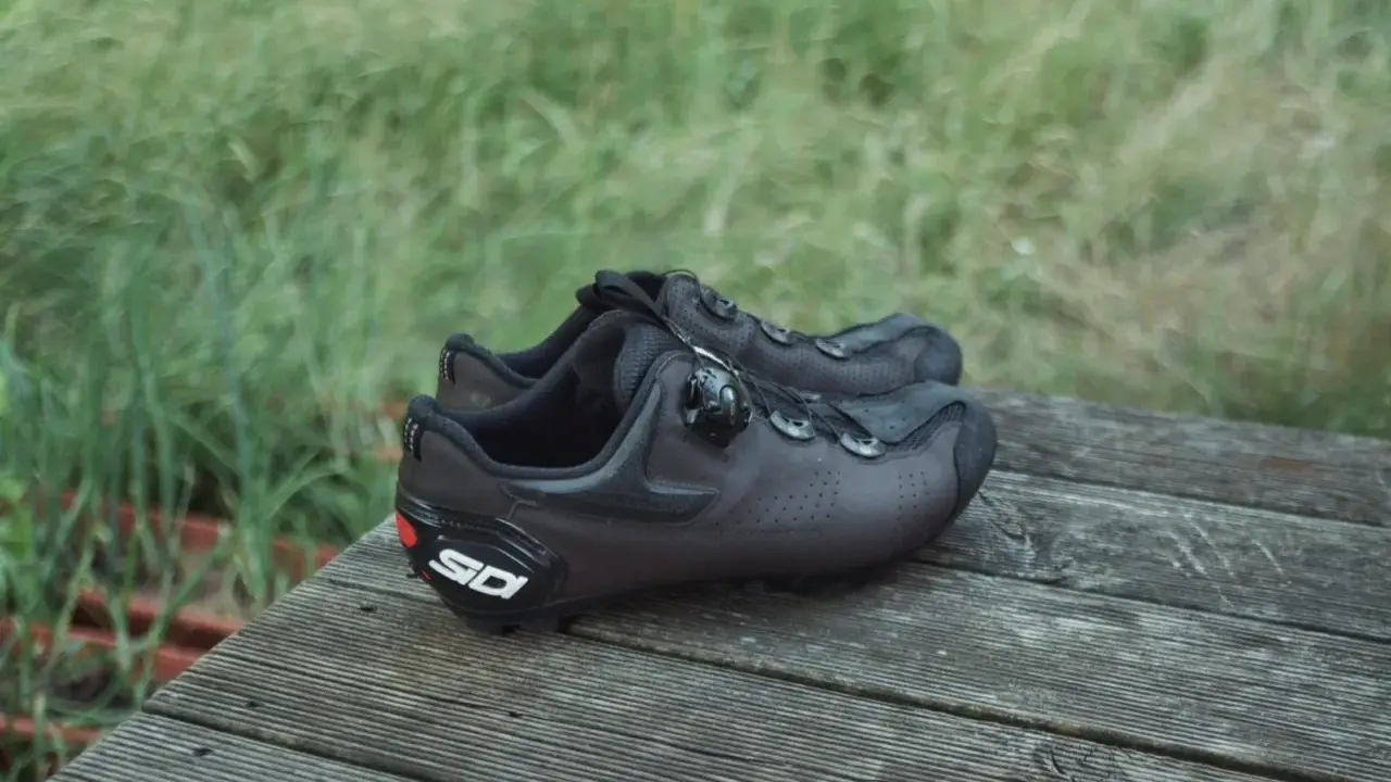 Czarne buty rowerowe Sidi z systemem zapinania na pokrętło. Idealne pytanie: jakie buty na rower wybrać, by czuć się komfortowo na trasie.