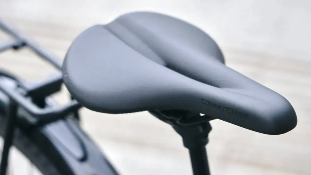 Ergonomiczne siodełko rowerowe męskie z wycięciem, które odciąża prostatę. Idealne na długie trasy.