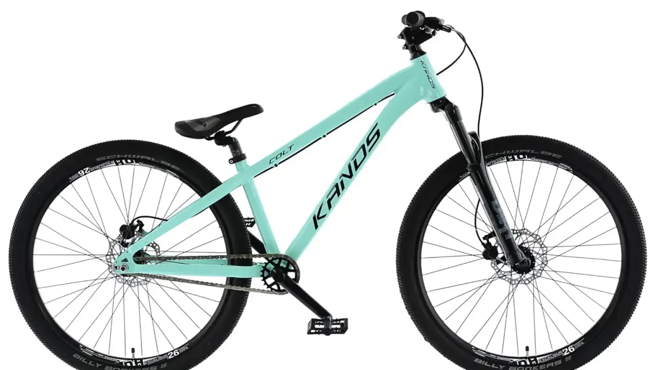 Miętowy rower KANDS COLT, idealny do trików. Zastanawiasz się, jakie błotniki do MTB będą pasować? Ten model ich nie posiada.