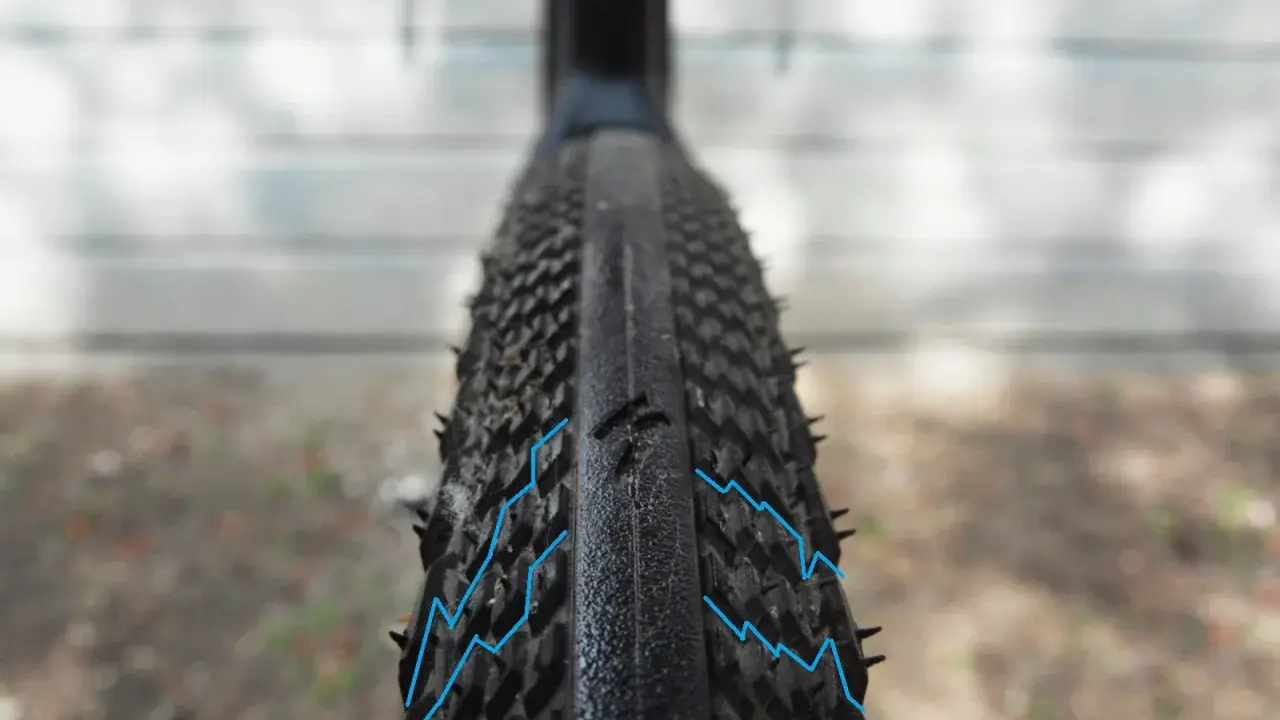 Agresywny bieżnik opony rowerowej, idealny do roweru crossowego. Zastanawiasz się, jakie opony do roweru crossowego wybrać? Ten model zapewni przyczepność.