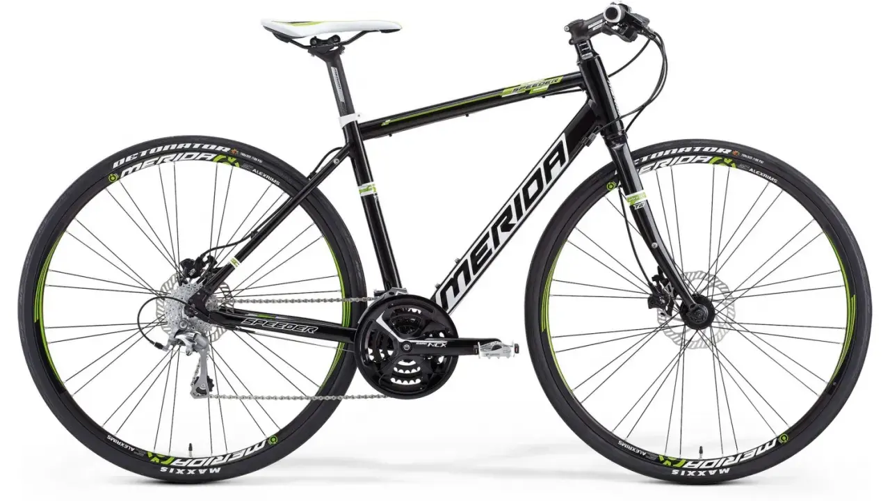 Czarny rower Merida Speeder z zielonymi akcentami. Merida to znana firma produkująca rowery.