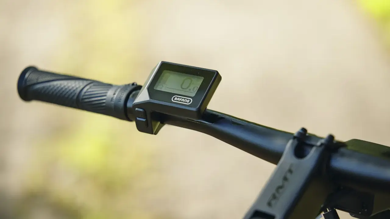 Nowoczesne gadżety do roweru: wyświetlacz Bafang na kierownicy pokazuje 0.0 km/h, gotowy na nową przygodę.