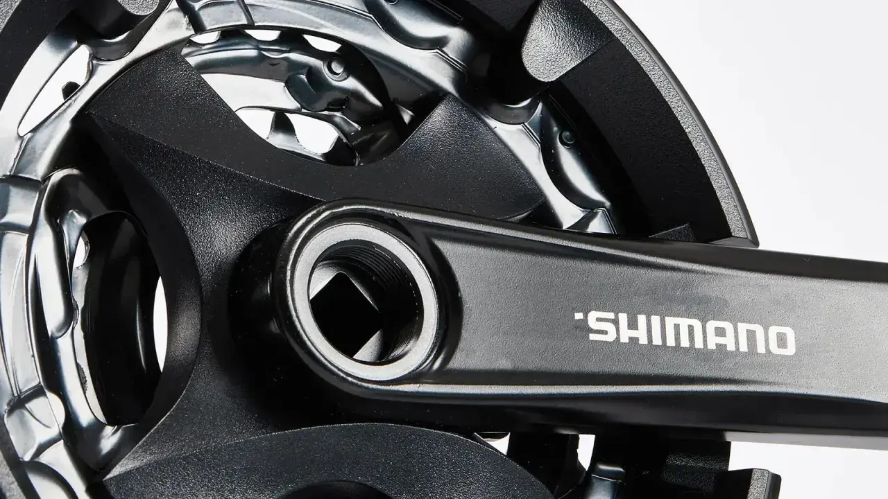Czarne korby rowerowe Shimano, gotowe do montażu. Wybór między Sram vs Shimano to odwieczna dyskusja rowerzystów.