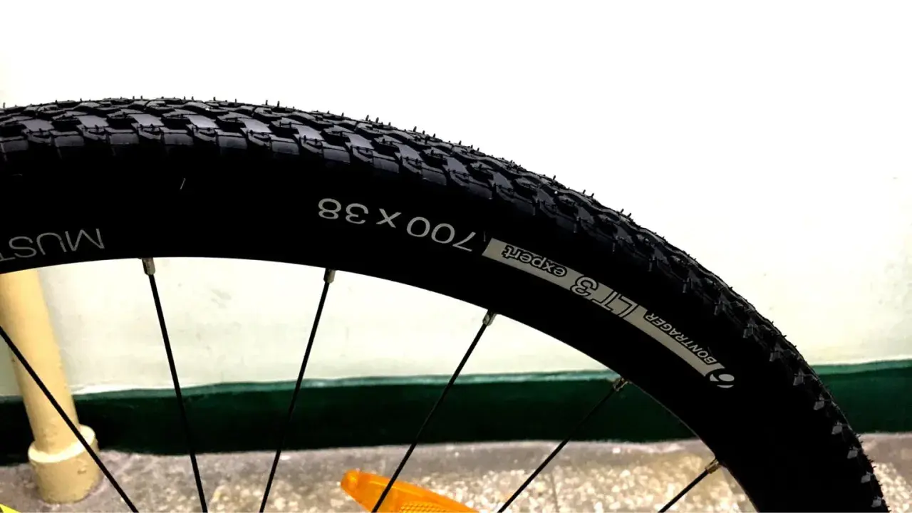 Opony 29 cali na asfalt, model Bontrager LT3 Expert 700x38, gotowe na miejskie trasy.