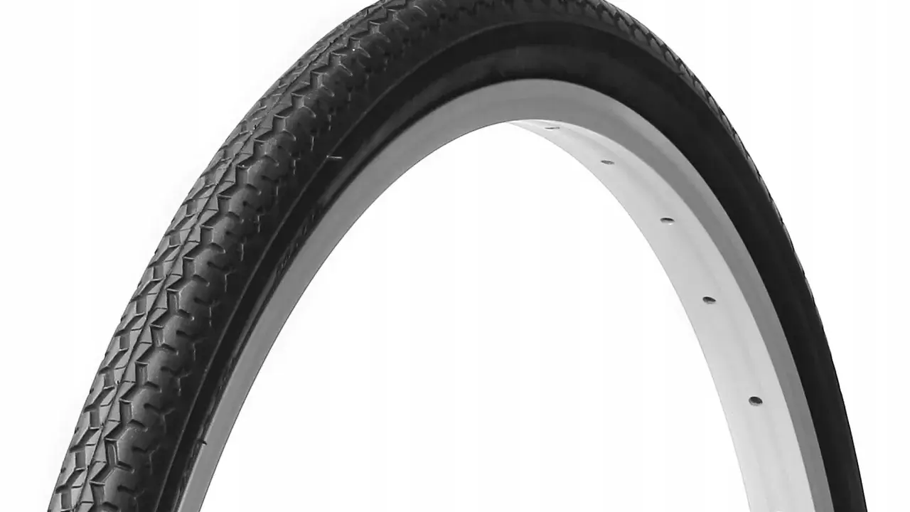 Opona rowerowa o rozmiarze 28x1 5/8x1 3/8, z wyraźnym bieżnikiem, gotowa na przygodę.