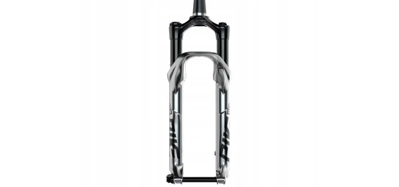 Błyszczący, srebrny widelec rowerowy RockShox Pike DJ, gotowy na każde wyzwanie na trasie.