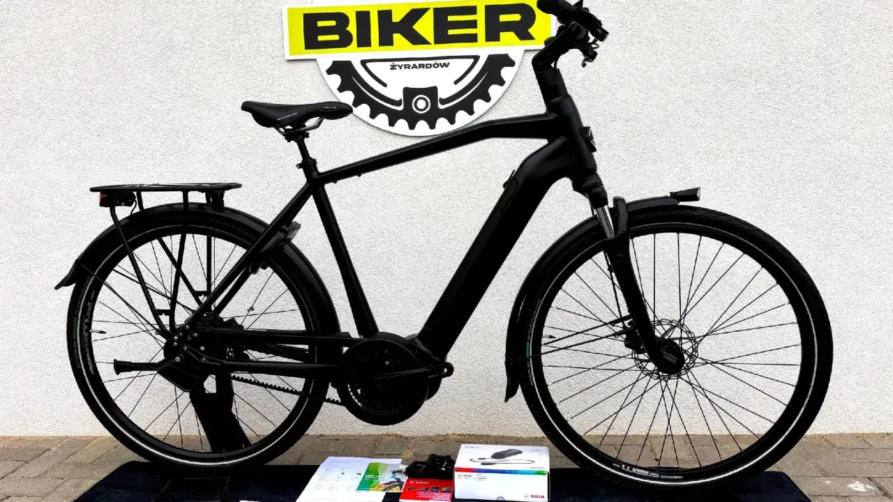 Czarny rower elektryczny z napędem Bosch, stojący przed sklepem Biker Żyrardów. Ortler rower co to za firma? To pytanie zadaje sobie wielu, ale ten model wygląda na solidny.