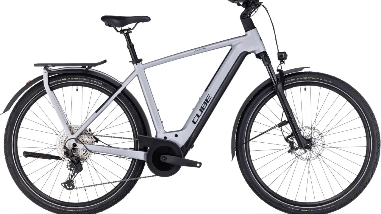 Srebrny rower elektryczny Cube Kathmandu, idealny jako rower dla grubasa, z bagażnikiem i błotnikami.