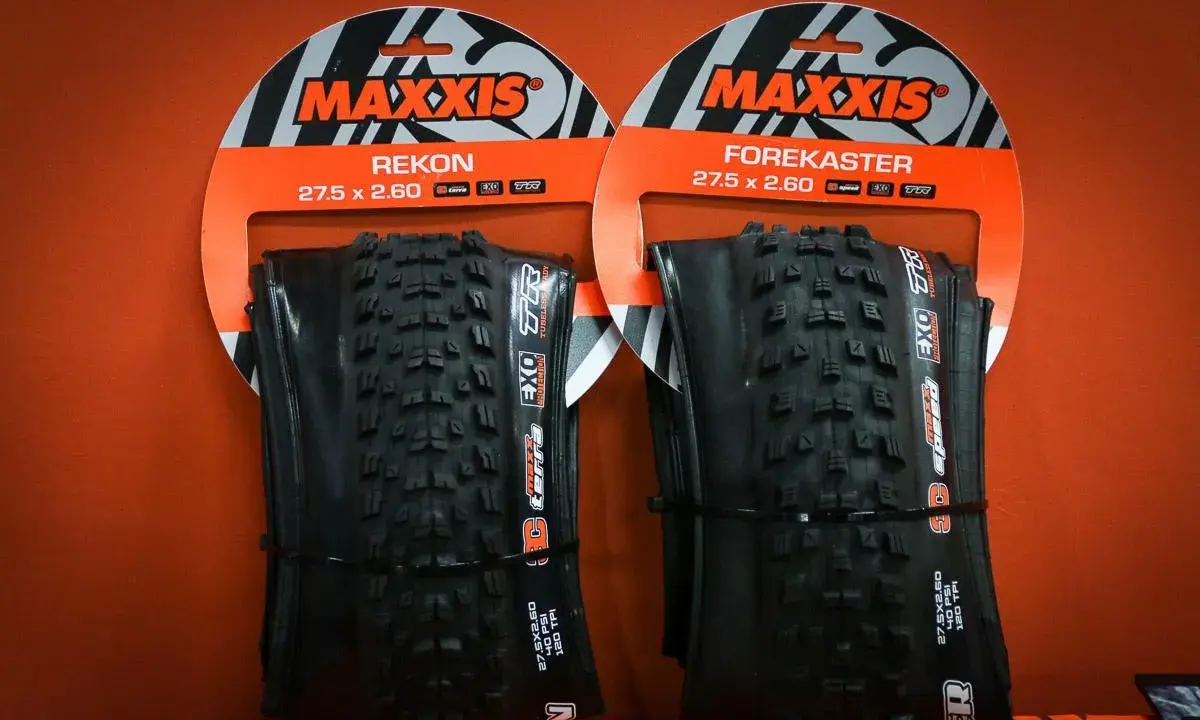 Dwie opony rowerowe Maxxis Rekon i Forekaster, obie o szerokości opony 2.60.