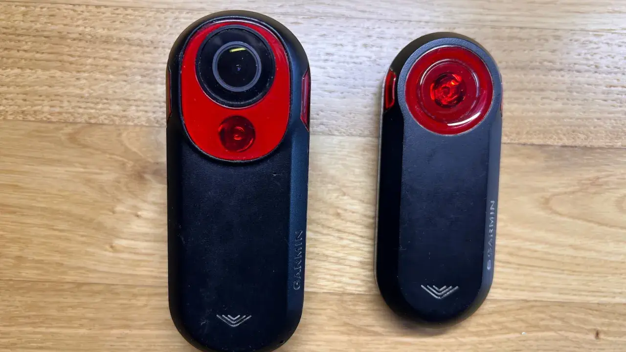 Dwa urządzenia Garmin: radar rowerowy z kamerą i lampka rowerowa.