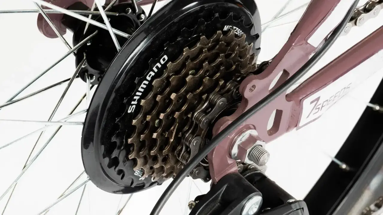 Kaseta Shimano 7-biegowa, widoczna na rowerze. Tabela kompatybilności Shimano pomoże dobrać odpowiednie części.
