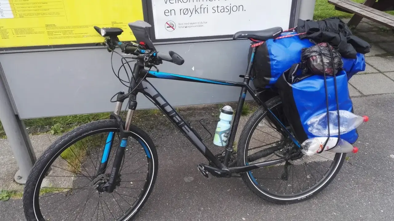 Rower górski Cube z sakwami i butelkami, idealny na asfalt. Opony z bieżnikiem sprawdzają się na każdej nawierzchni.