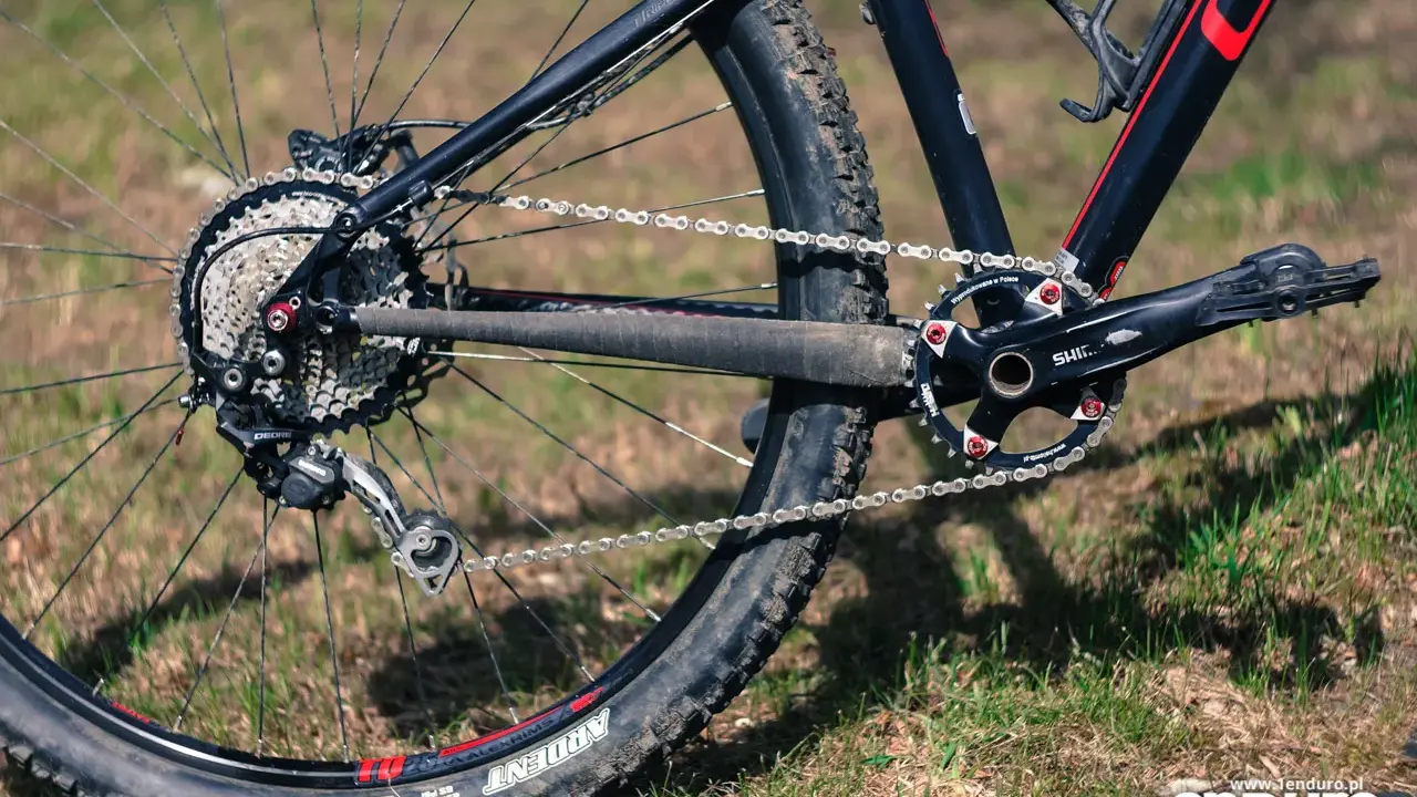 Napęd 1x10 w rowerze górskim z kasetą Shimano Deore i zębatką Narrow-Wide.