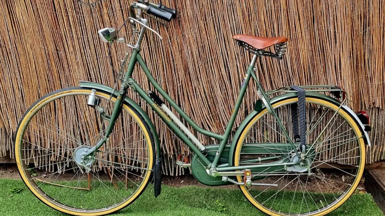 Zielony rower Raleigh, klasyczny model z brązowym siodełkiem Brooks, gotowy na miejskie przygody. Raleigh rower co to za firma? To brytyjska legenda.
