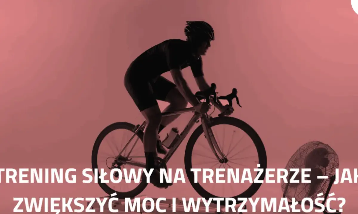 Kolarz w kasku intensywnie trenuje na trenażerze, by zwiększyć moc i wytrzymałość. Obok stoi wentylator.