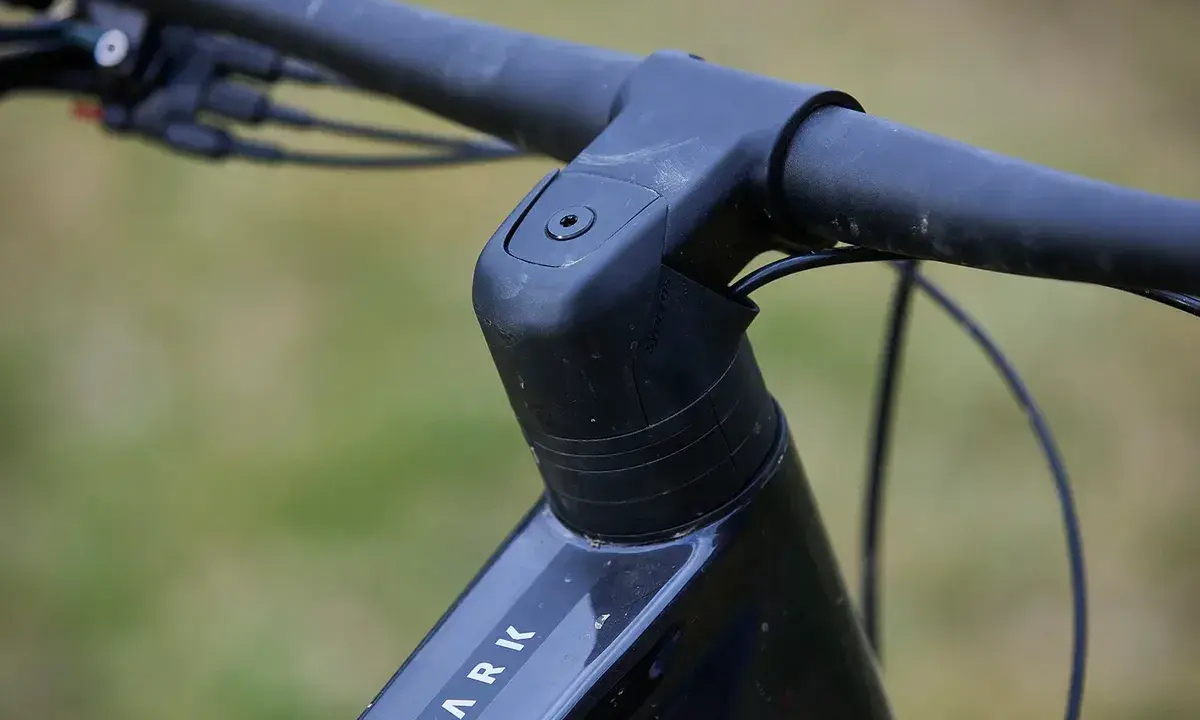 Czarne kierownica i mostek roweru Scott Spark 940. Widoczny fragment ramy z napisem "SPARK".