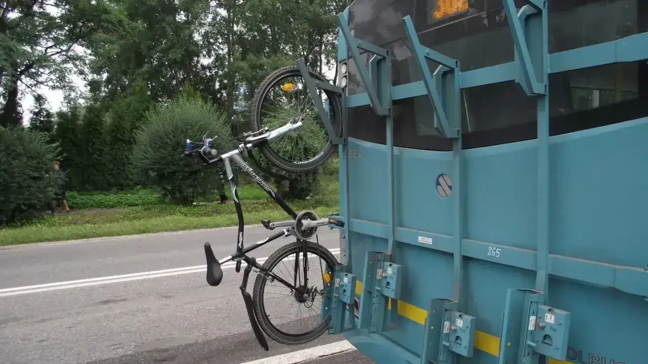 Rower zamontowany na bagażniku autobusu. Czy za rower w autobusie trzeba płacić? Zależy od przewoźnika.