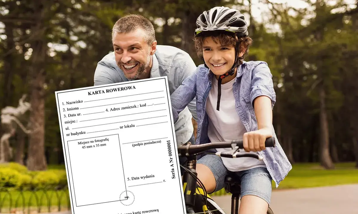 Ojciec i syn na rowerach, z dokumentem "Karta Rowerowa". Dzięki niej można jeździć na rowerze.