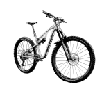 Srebrny rower górski full-suspension, model Dagger 2.0, z oponami Michelin Wild Enduro. Idealny do jazdy po trudnym terenie, czyli właśnie mtb co to.