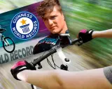 Kolarz w rękawiczkach ściga się na rowerze, celując w rekord prędkości na rowerze, z logo Guinness World Records.