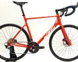 Czerwony rower szosowy KTM Revelator Alto z napędem Ultegra, gotowy na podbój szos.