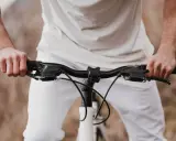 Dłonie na kierownicy roweru szosowego. Zastanawiasz się, jak dobrać szerokość kierownicy szosowej?