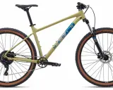 Beżowy rower Marin z brązowymi oponami WTB Trail Boss. Lekkie koła MTB 29 cali gotowe na każdą trasę.