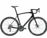 Czarny rower szosowy Eddy Merckx z karbonową ramą i kołami. Idealny do szybkich wyścigów i długich tras.
