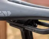 Szukasz idealne siodełko do mtb? Zobacz zbliżenie na czarne siodełko rowerowe z logo i oznaczeniami regulacji.