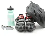 Kask rowerowy, buty kolarskie, bidon i okulary – kompletne wyposażenie roweru na każdą wyprawę.