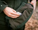Dłoń wkłada w futrzany ogrzewacz do rąk saszetkę, która rozgrzeje w chłodny dzień. Tak działa ogrzewacz do rąk.