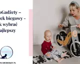 Mama pokazuje dziecku pierwszy rowerek biegowy.