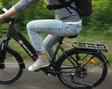 Osoba na rowerze elektrycznym Molicyle, jadąca po ścieżce. Dowiedz się, jak wybrać rower elektryczny.