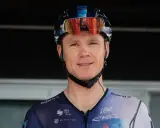 Uśmiechnięty kolarz w kasku i goglach, gotowy do walki o tytuł jednego z tour de france zwycięzcy.