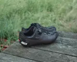 Czarne buty rowerowe Sidi z systemem zapinania na pokrętło. Idealne pytanie: jakie buty na rower wybrać, by czuć się komfortowo na trasie.