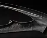 Wyjątkowa rama karbonowa, lekka i wytrzymała, w kontraście do tradycyjnej ramy aluminiowej.