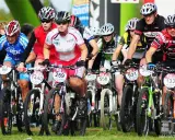 Zawodnicy w kaskach i strojach kolarskich startują w wyścigu mtb bike maraton.
