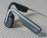 Słuchawki AfterShokz, idealne do jazdy na rowerze, bo słyszysz otoczenie.