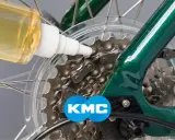 Olejowanie łańcucha KMC do roweru elektrycznego. Dbałość o napęd to klucz do płynnej jazdy.