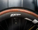 Koło rowerowe Zipp 303 z oponą Schwalbe G-One RS, gotowe na każdą nawierzchnię.