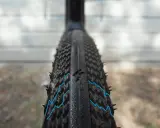 Agresywny bieżnik opony rowerowej, idealny do roweru crossowego. Zastanawiasz się, jakie opony do roweru crossowego wybrać? Ten model zapewni przyczepność.