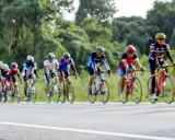 Kolarze ścigają się w maratonie rowerowym. Ile km jeszcze do mety?