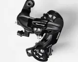 Czarny, tylny przerzutka Shimano Tourney SIS 6/7 Speed. Dowiedz się, jak zmieniać przerzutki w rowerze szosowym, by jazda była płynniejsza.